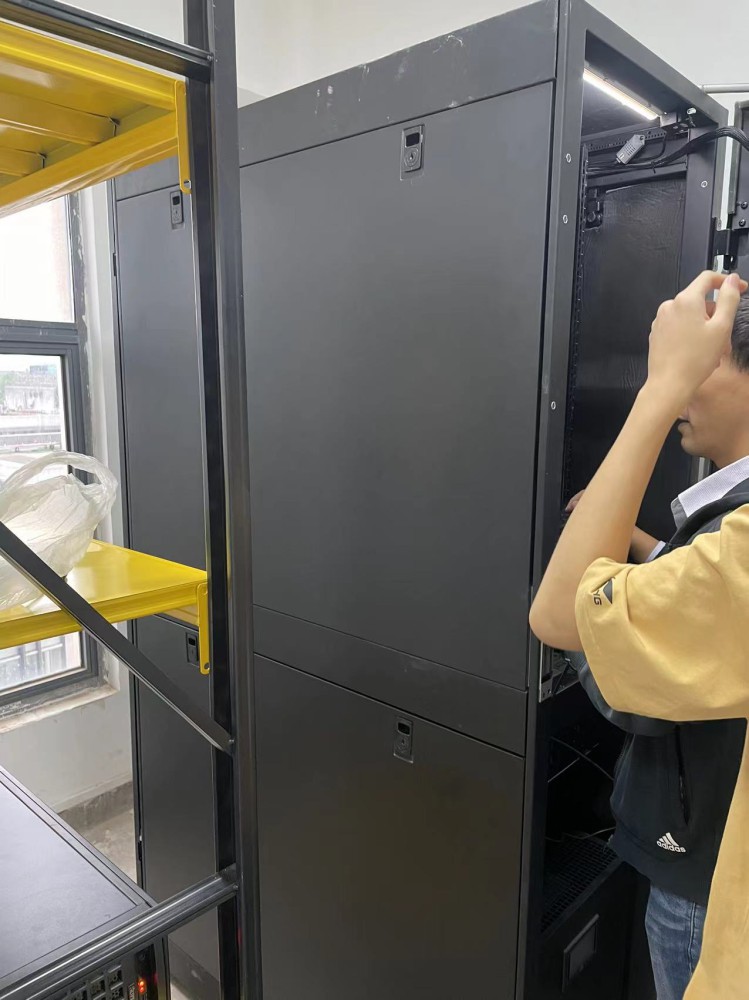 索克曼UPS电源深度解析：如何为关键设备提供不间断电力保障？
