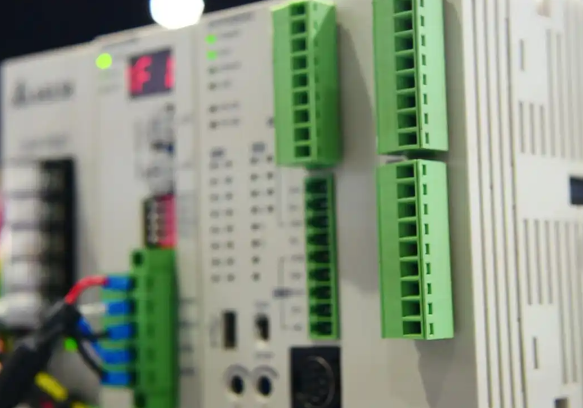 UPS电源机房内的环境要做好维护避免线路缠绕